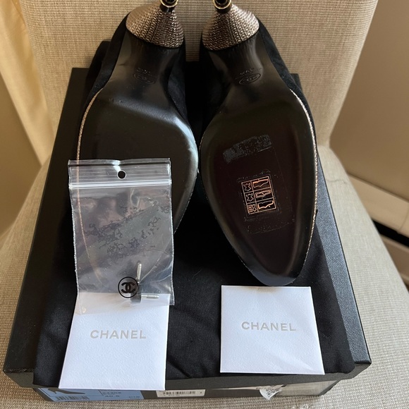 ❌SOLD!!❌ New Chanel Suede & Satin Pumps - Picture 7 of 9